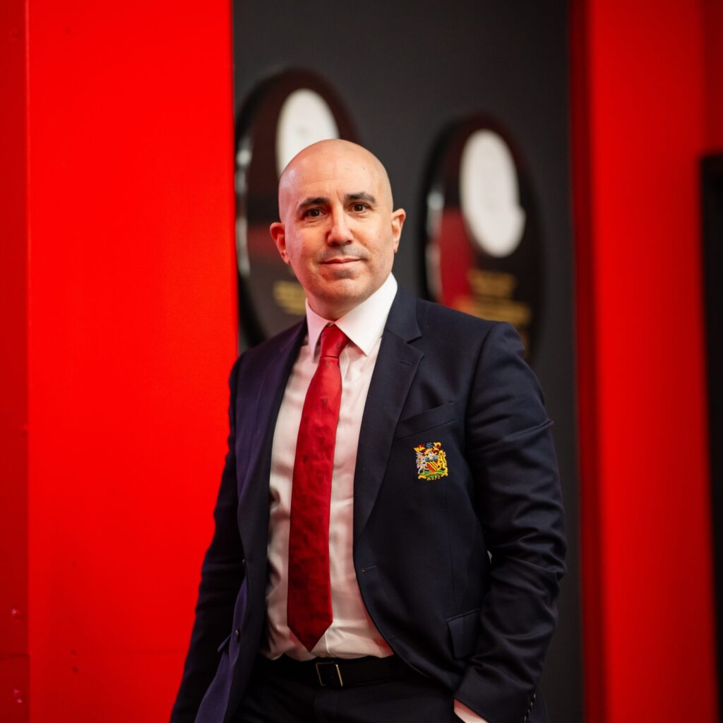 Omar Berrada, récemment nommé PDG de Manchester United, incarne l'avenir du club. Découvrez comment son expertise va redéfinir la performance sportive et commerciale