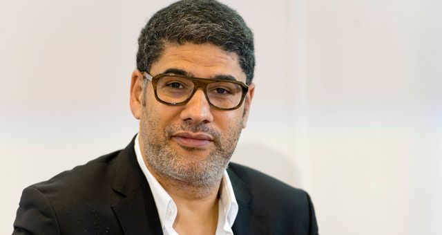 Rachid Benzine, écrivain et universitaire franco-marocain, est nommé par Emmanuel Macron au Comité national d’éthique pour les sciences de la vie et de la santé, où il contribuera aux débats éthiques liés aux avancées scientifiques en France.