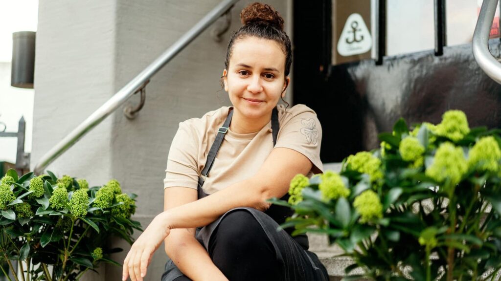 Zineb Hattab, cheffe marocaine primée par Michelin, bouscule la cuisine suisse avec une approche végétalienne créative et durable à Zurich.